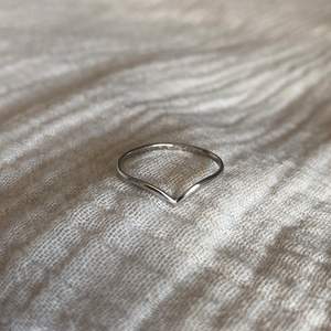 Vågformad ring från Brandy Melville. Knappt använd så fint skick. Köparen står för frakten