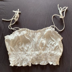 Knyttopp från Nakd - Jättesött linne från Na-kd strl 38, sparsamt använd då jag inte riktigt tyckte det passade mig! Man justerar knytena själv vilket ger möjlighet till att plagget kan passa olika former på kroppar ❤️❤️