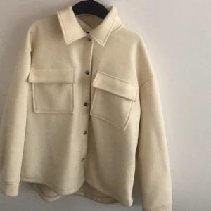 Höst/vår jacka - Jättefin jacka från Gina tricot!💓 Säljer den då den inte kommit till användning. På vissa ställen är den lite nopprig, men inget som syns! Nypris 500 kr. 