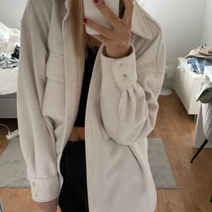 Jacka - Säljer denna skitfina jackan från H&M som är perfekt både för hösten och våren 🤍 använd fåtal gånger så den är i jättebra skick! Frakten ingår ej i priset (88kr). Hör av er vid frågor ☺️ BUDA