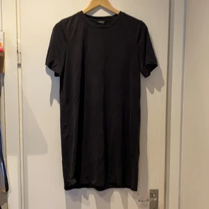 Svart t-shirtklänning M - Svart t-shirtklänning i storlek M från Monki. Otroligt skön klänning men som aldrig kommer till användning då det inte är min stil. Därav knappt använd. 👗🌟