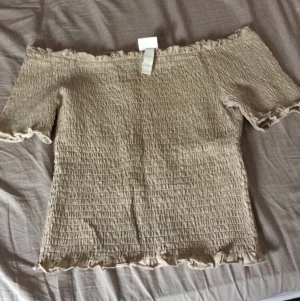 Ja  - Fin off shoulder topp i storlek S skönt o fint material jätte fin men säljer då jag inte använder den längre 💗