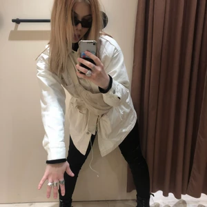 Jacka med knytning  - Snygg beige jacka med knytning! Nästan oanvänd