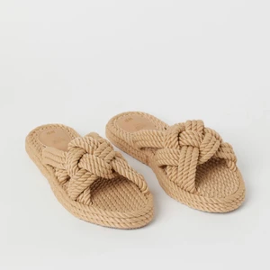 Sandaler från H&M - Superfina slip in sandaler från H&M. Första bilden är från H&Ms sida och andra är som jag tagit. Använd ett fåtal gånger 💘 storlek 39