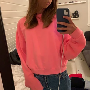 Collegetröja  - Jätte fin tröja från hm i neon rosa.