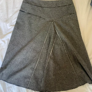 Y2K KJOL - Så ball kjol!!! Helt oanvänd från tidiga 00-talet. Hittade den längst bak i garderoben och så galet trendig och Y2K. Grå med detaljer🤍 pris kan alltid diskuteras, bara att skicka iväg ett meddelande