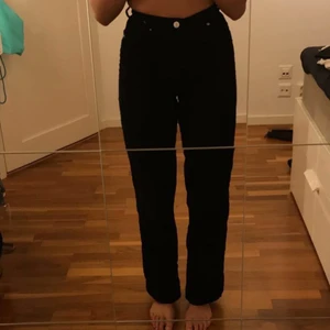 Raka jenas  - Säljer mina skitsnygga monki Jeans i Manchester, de är tyvärr lite för tajta för mig. Det är min syster som är på bilderna då jag inte kan få på mig dem.