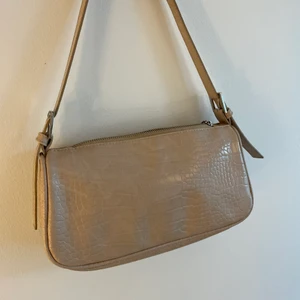 Beige väska - Så fin beige väska som är lite skadad men knap någonting!💕 köparen står för frakten💗