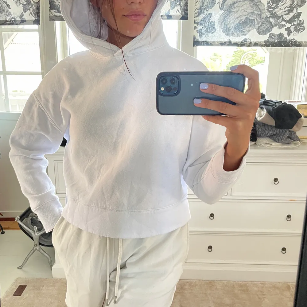 En vit, stilren hoodie från Zara i storlek S🥰 köparen står för frakt. Hoodies.