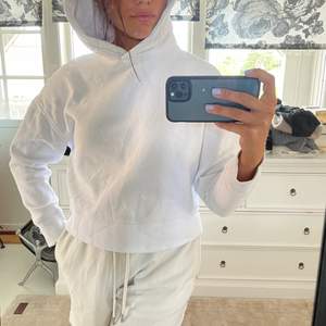En vit, stilren hoodie från Zara i storlek S🥰 köparen står för frakt