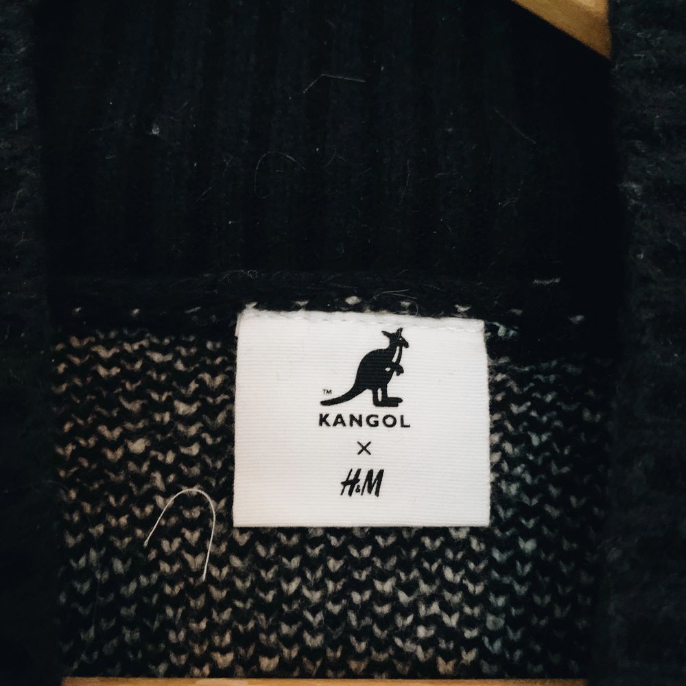 Stickad tröja från kangol x H&M använd en gång. Som ny! 🌻 storlek S men oversized så passar S-M . Stickat.