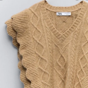 Zara väst - En stickad väst från zara som är perfa nu till hösten. Köpt för ca 400 och säljer nu för 150🤎
