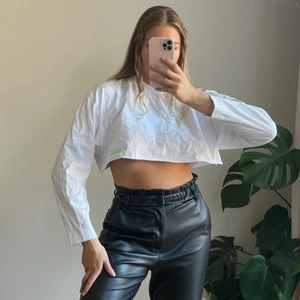 Collusion ASOS strl. 40 - Super croppad långärmad tröja i lite tjockare material. Tröjan är köpt en storlek större än jag brukar ha för att få den lite mer oversized. Tyvärr har tröjan inte blivit använd🤍 