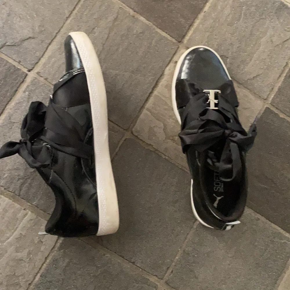 Svarta sneakers från Puma i storlek 37. Köptes 2019 men är knappt använda så de är i fint skick! Ordinariepris låg på 400 om jag minns rätt☘️. Skor.
