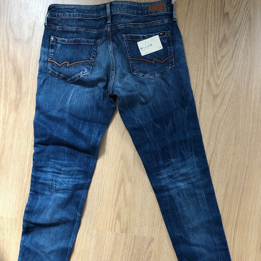 Helt nya jeans från märket Tommy hilfiger. Har inte kommit till användning tyvärr. NYPRIS: 1690kr . Jeans & Byxor.
