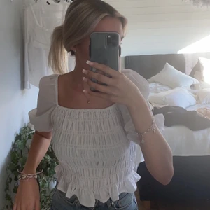 NA-KD top  - Vit top ifrån nakd storlek 32, men skulle säga att den massar 32-36. Säljer för 69kr (köparen står för frakten). Bara att höra av sig om man har flera frågor osv!!❤️❤️