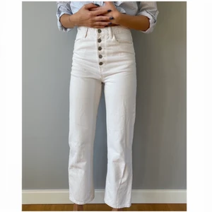 Raka jeans  - Vita raka jeans som är ganska långa (jag är 172 cm) köparen står för frakten :)