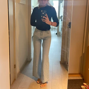 Jeans  - Super fina i en så fin blå färg, perfekta i passformen och i längden för mig som är 174