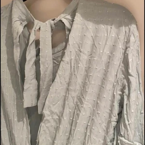 Ljusgrön klänning  - Ljusgrön klänning med knytdetaljer i ryggen och på båda ärmarna. Knälång (om 170cm) men går att ”dra upp” och anpssa något efter längd. Använd 1 gång 