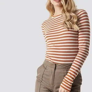 Randig långärmad tröja NA-KD storlek S - Oanvänd långärmad randig tröja i orange/brunt perfekt till hösten! 🧡 Tyvärr för liten för mig