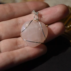 Halsband rosenkvarts - Halsband med silvrig kedja och ett hjärta av äkta rosenkvarts. Finns extremt få! 