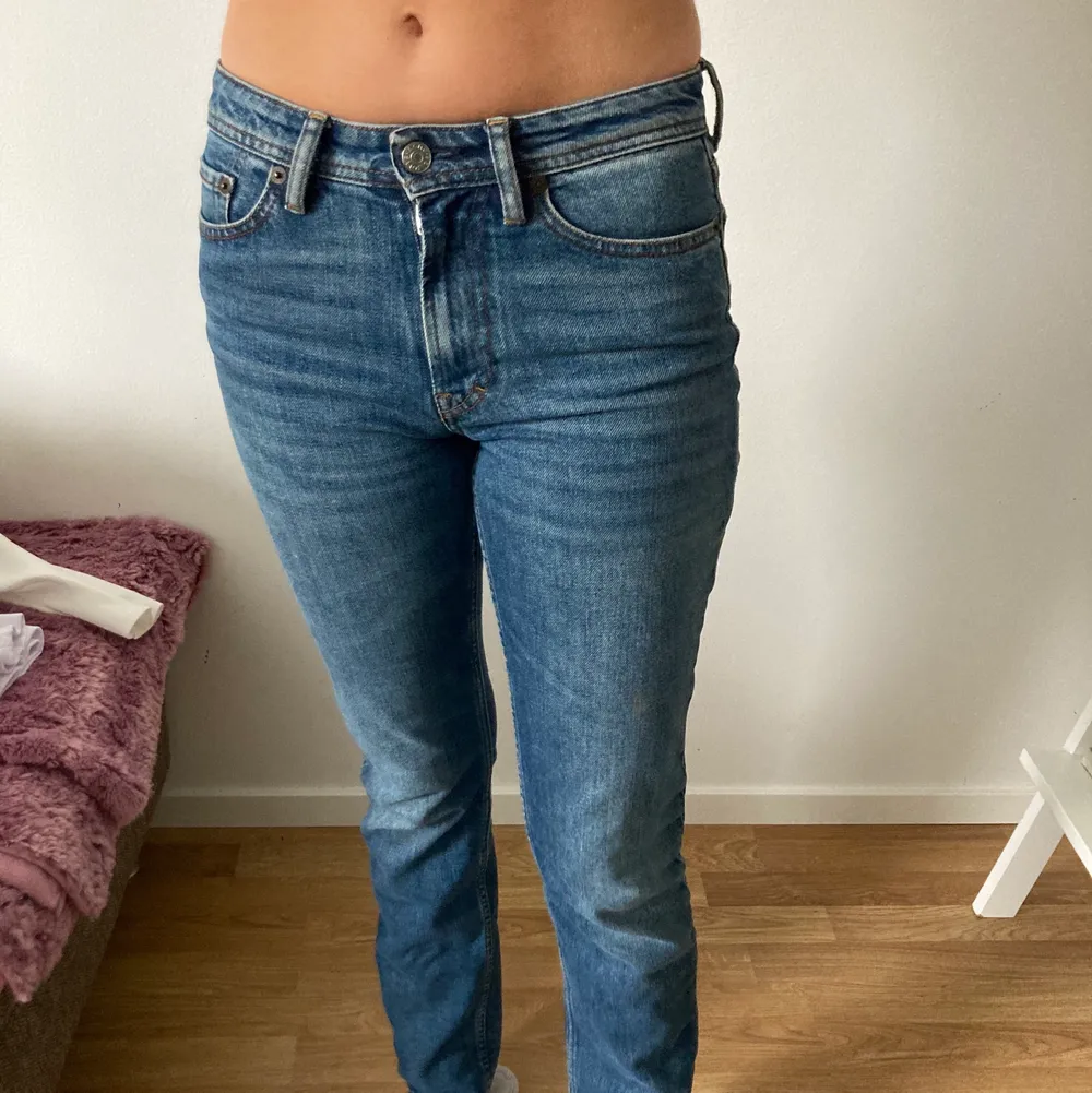 Acne jeans straight fit, 24/32 modellen är 175 lång, mid Waist . Jeans & Byxor.