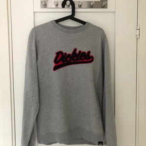 Dickes tröja - Knappt använd tröja från dikies, org pris ca 360kr säljer för 200kr. Kan va fin till en vit kjol eller gråsvarta jeans