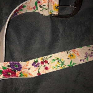 skärp💐👍🏼 - fint vintageskärp med blommor på som ger en färgklick och kan lyfta outfiten ✨🌼🌸🍓🌞 det är inte i världens bästa skick men det är ingen som syns när det är på. det har 6 hål och den passar på dom flesta storlekar, dock kan det vara lite stort för en xs. 