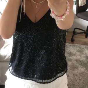 Glitter topp - Säljer detta svarta glitter linne som passar till nästan allt! Funkar superbra som fest topp också. Skriv i dm om du är intresserad💕