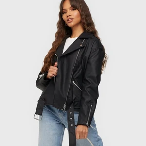 Skinnjacka  - Säljer denna skinnjacka från Nelly, märket missguided.  Den är helt oanvänd och ligger kvar i paketet den kom i då jag fick dubbelt på min födelsedag. Den är i storlek xs men modellen på jackan är overzised så den sitter som på modellen på bilden. Säljer 400kr +frakt då den är helt ny. 💖💖 