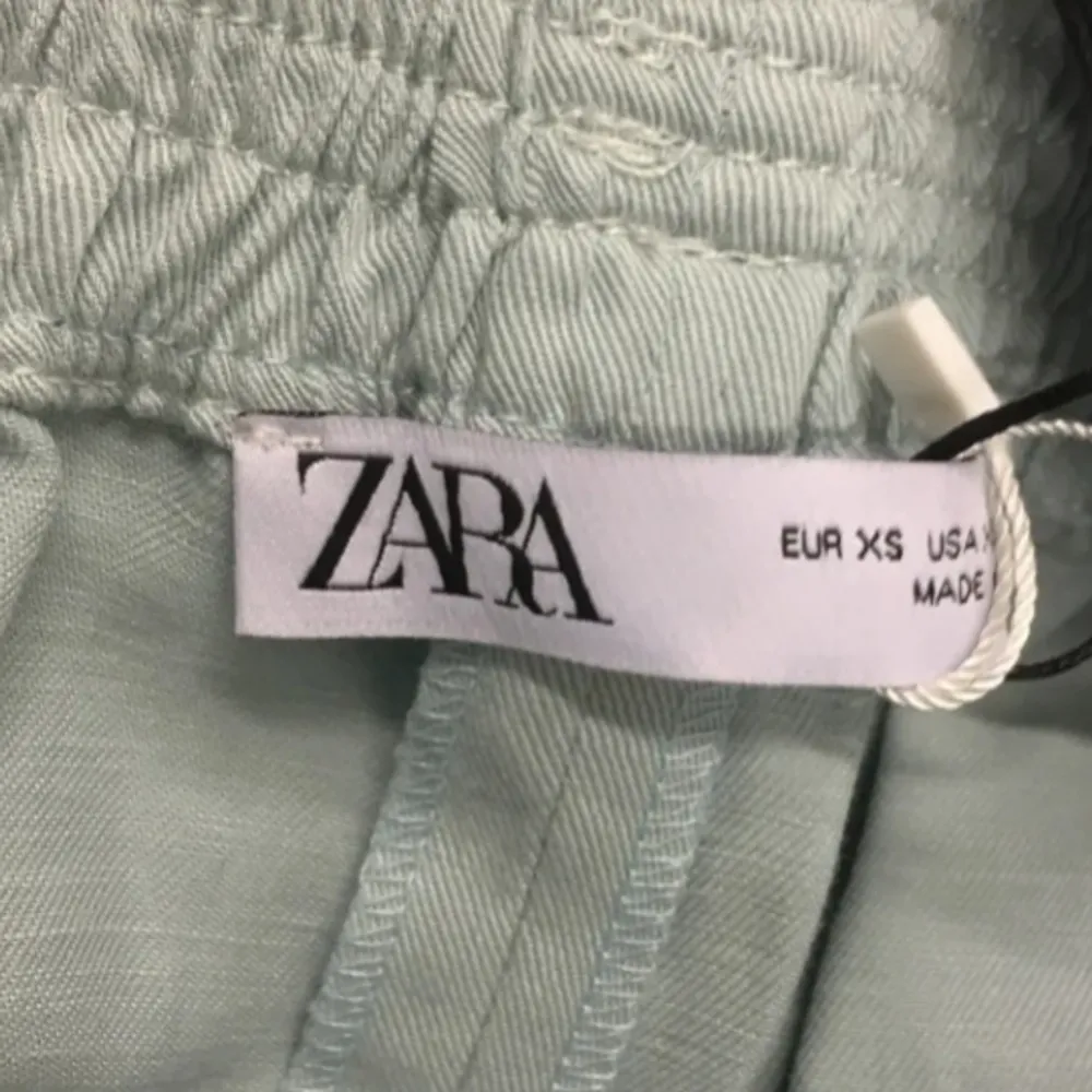  Märke Zara  Typ Culottes  Storlek XS  Färg Blå  Material Lyocell  Kroppstyp Kvinna  Skick Nytt. Jeans & Byxor.