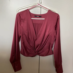 Topp - Vinröd topp från Bik Bok, storlek S🤍