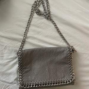 Snygg grå handväska 