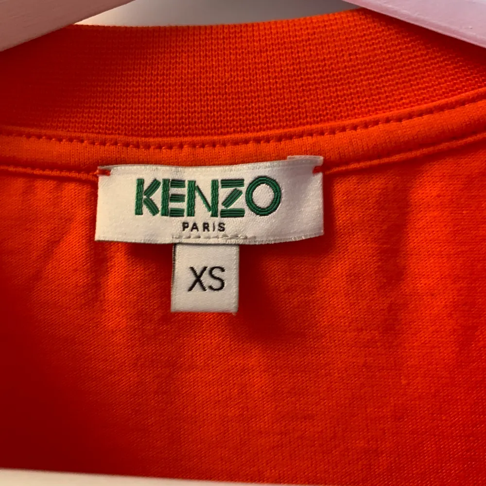 En kenzo T-shirt i storlek xs(herrstorlek) som har passat mig som tjej också. Använd ett fåtal gånger så i väldigt bra skick. Köpt för 400 kr och säljer nu för 200 kr(köparen betalar frakt) . T-shirts.