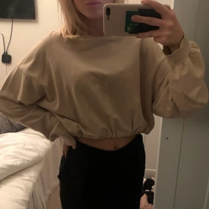 Tjocktröja - Snygg lite kortare tjocktröja i strl xs💕