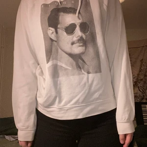 Freddie Mercury hoodie - As häftig tröja från carlings! Storlek L ❤️