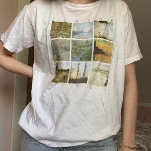 T-shirt med tryck  - Jätte fin och skön t-shirt men ett fint tryck på olika målningar , köpt på Zalando men märker är future state, köparen står även för frakt kostnaden 