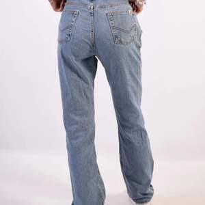 Jättefina carhatt jeans som är köpta på Asos marketplace men son tyvärr inte passade mig 🙃 jeansen är i bra skick och har låg midja och raka ben 💓 storlek W30 L32 (budgivning) 💗 priset är exklusive frakt (66kr )