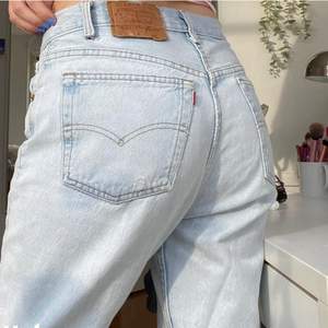 ljudblåa levis jeans som jag säljer för att de inte kommer till andvändning längre. bra skick och passar till typ allt. modellen high loose. om du är intresserad och vill ha mer information kontakta. 