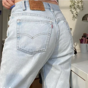 levis jeans  - ljudblåa levis jeans som jag säljer för att de inte kommer till andvändning längre. bra skick och passar till typ allt. modellen high loose. om du är intresserad och vill ha mer information kontakta. 