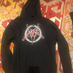 Slayer hoodie - En slayer hoodie i storlek L med ett vintage tryck. Inte så mycket använd.