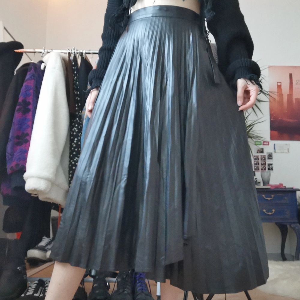 Lång kjol i fuskläder från ZARA | Plick Second Hand