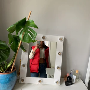 Röd väst  - En tjock och varm röd väst. Säljer den för att den är något för stor för mig. Den är inte använd så mycket. Priset kan diskuteras. Kan skicka med post och mötas upp. 