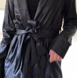 Skinnkavaj från nakd - Snygg svart skinnkavaj med tillhörande bälte i midjan. Aldrig använd (prislappen sitter kvar) :))) Köparen står för eventuell frakt