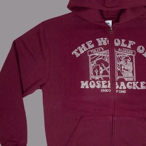 One Of One Hoodie - Säljer min one of one hoodie som ej fått användning, nyskick. Köptes i somras på deras pop up store på Gotland och är nu SLUTSÅLD på deras hemsida. Kan mötas upp i stockholm, annars står köparen för frakt!💕 Sitter bra och oversized på mig som vanligtvis är XS-S