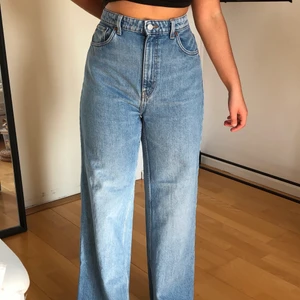 Ace jeans från Weekday 30,32  - Modellen Ace jeans från Weekday. W 30 L 32. Jättefint skick. Färg: 90’s blue (sista bilden ger bättre bild av färgen)🥰