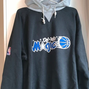 Orlando magic hoodie - Snygg NBA hoodie som jag köpte second hand! Små noppror men inget man tänker mycket på. Snörena är lite ”trötta”/ uttöjda men de fungerar och är inte sönder.