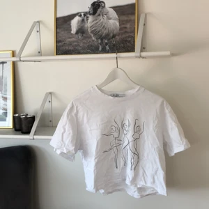 MAGTRÖJA - Magtröja från Nakd med fint tryck. Bra skick och boxig, oversized i modellen!