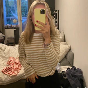beige randig tröja - snygg randig tröja från monki! Aldrig använd endast testad! 60kr+frakt