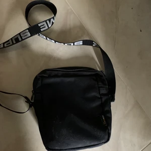 Supreme waist bag - Tjena säljer min Supreme väska jag köpte för 2,5. Kom med bud 